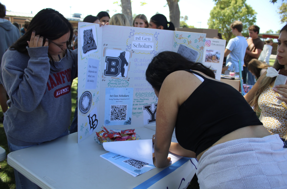 Students sign up for the first gen scholars club