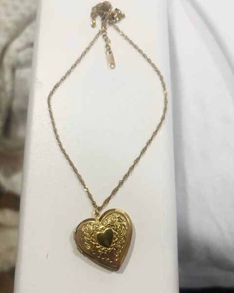 Beautiful Gold Pendant Necklace!