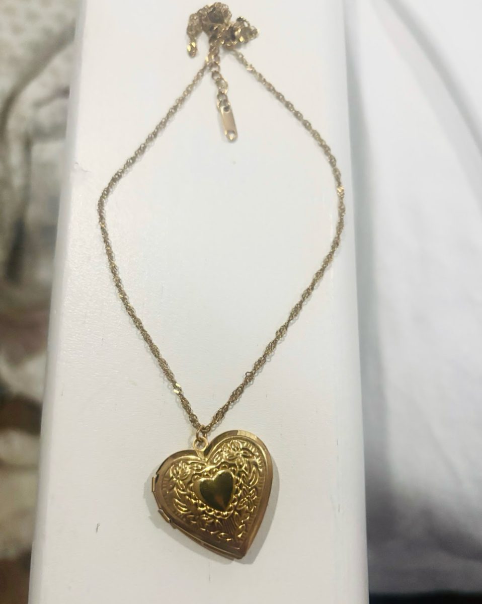 Beautiful Gold Pendant Necklace!